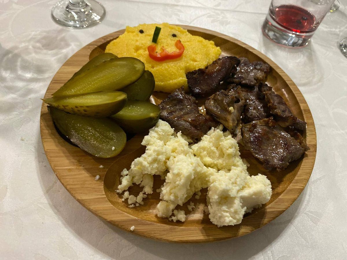 Pastramă de oaie țărănescă, la grătar, servită cu mămăligă și brânză de oi